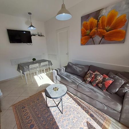 Flowers & Green 2 Bedrooms Apartment & Box Garage Wlora Zewnętrze zdjęcie