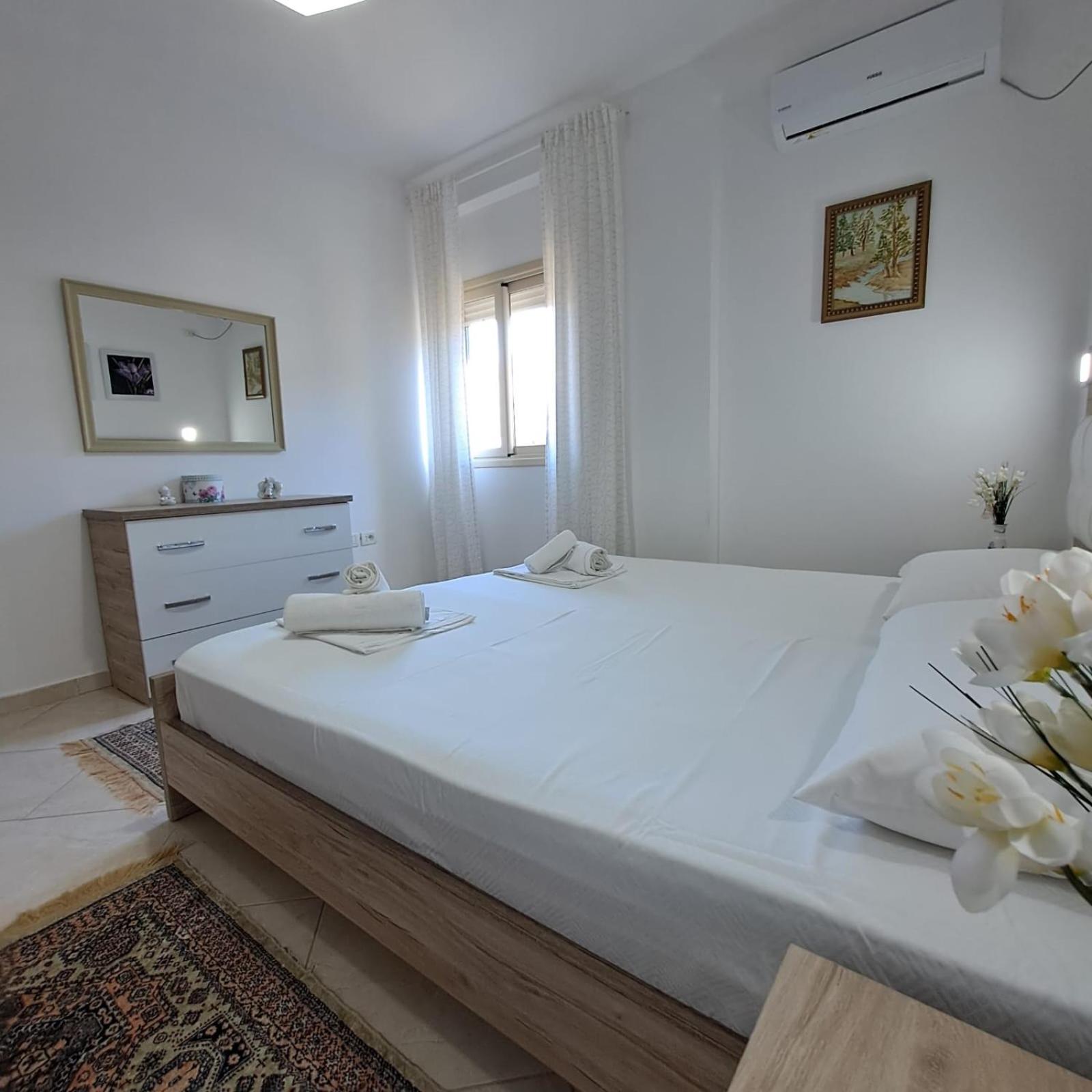 Flowers & Green 2 Bedrooms Apartment & Box Garage Wlora Zewnętrze zdjęcie