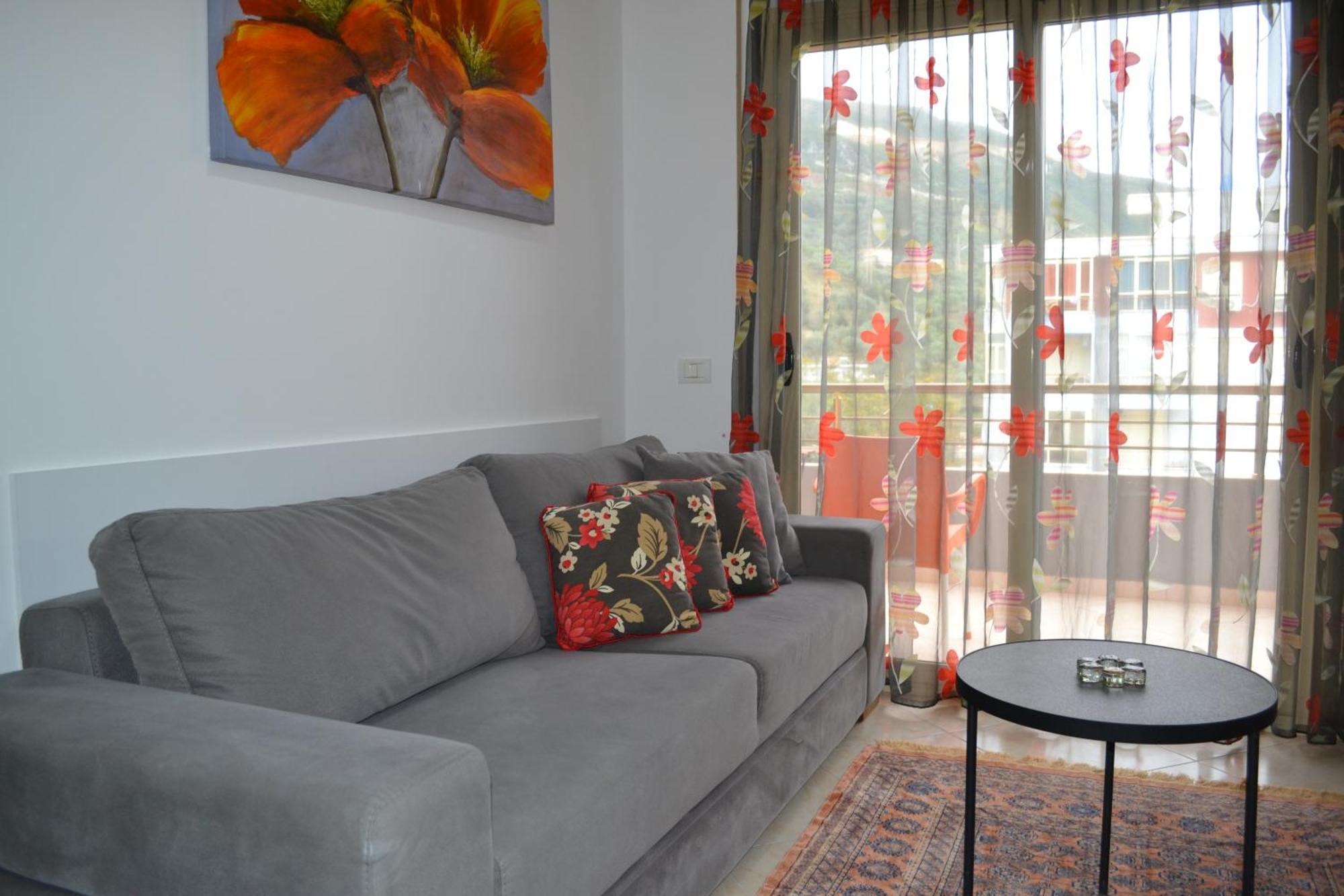 Flowers & Green 2 Bedrooms Apartment & Box Garage Wlora Zewnętrze zdjęcie